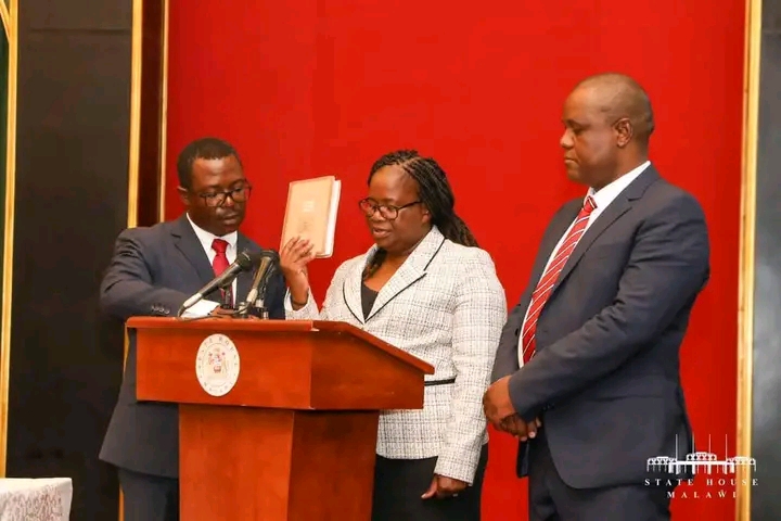 Chitsulo taking oath of office